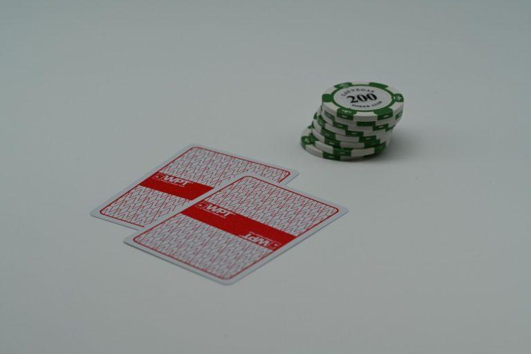 role of dealer button and blinds in texas holdem
