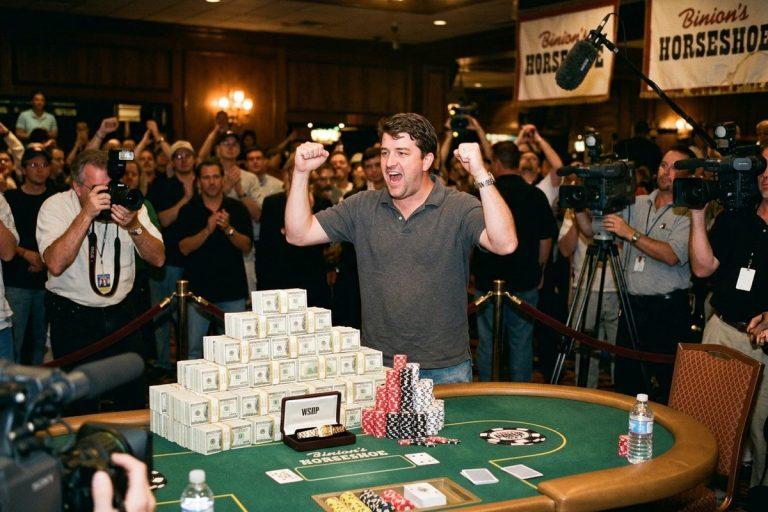 کریس مانی میکر قهرمان رویداد اصلی WSOP 2003 با هرم اسکناس‌های جایزه در کازینو بینیونز هورس‌شو لاس‌وگاس