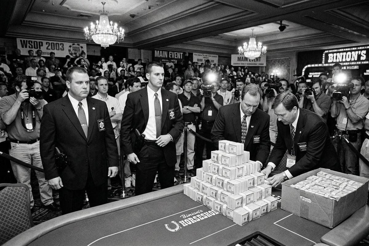 صحنه تحویل جایزه ۲.۵ میلیون دلاری WSOP 2003؛ هرم اسکناس‌ها و نگهبانان مسلح در کازینو بینیونز