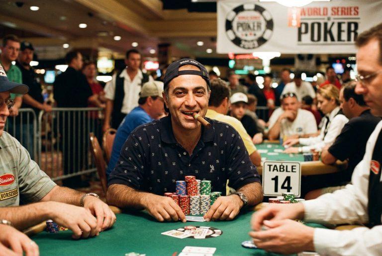 بیوگرافی امیر واحدی؛ از جبهه جنگ تا دستبند طلای WSOP 14 امیر واحدی پوکرباز افسانهای ایرانی با سیگار برگ معروفش پشت میز پوکر